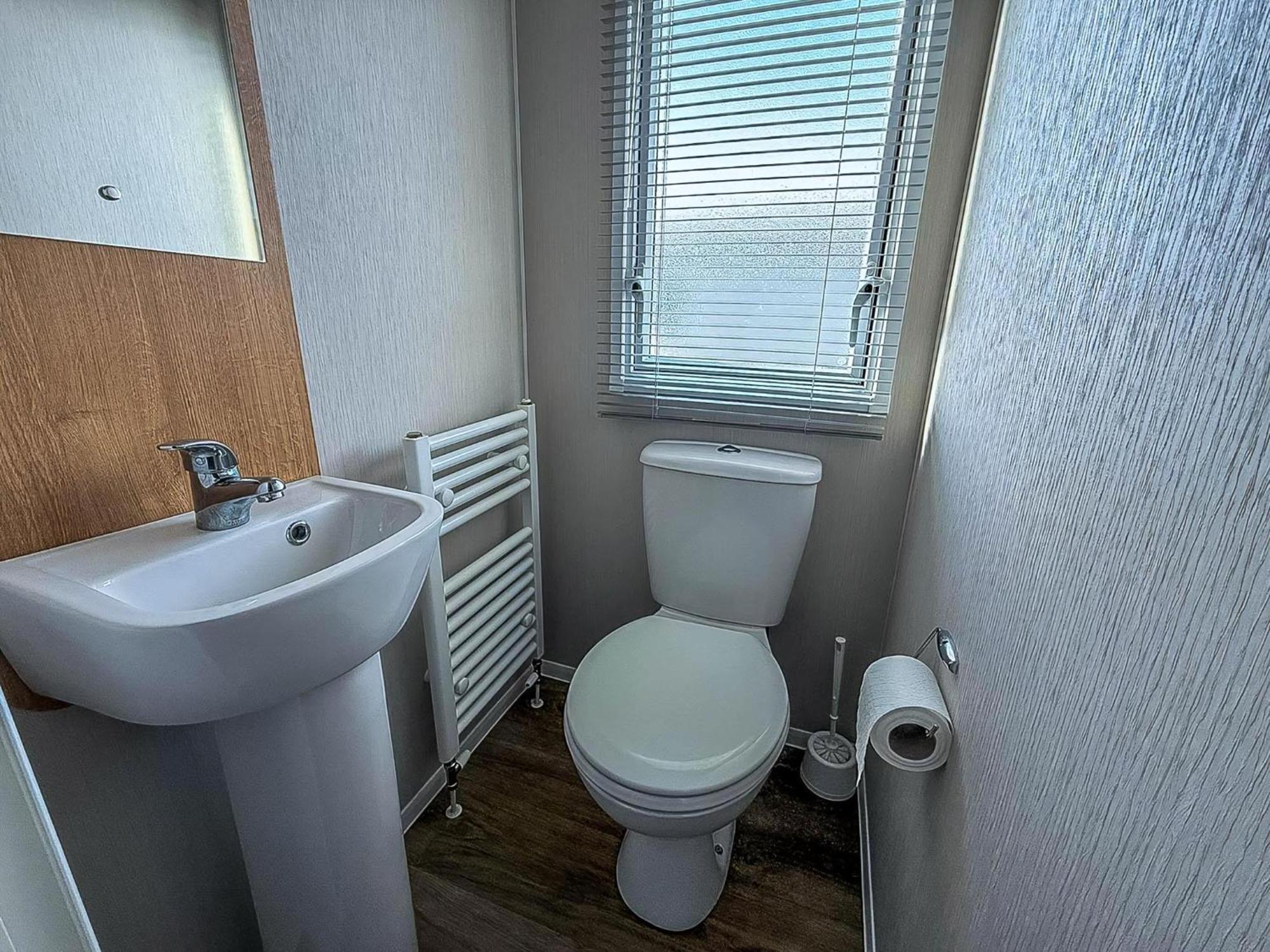 Lovely 8 Berth Caravan In Southview Holiday Park, Ref 33042Tc Скегнес Екстериор снимка