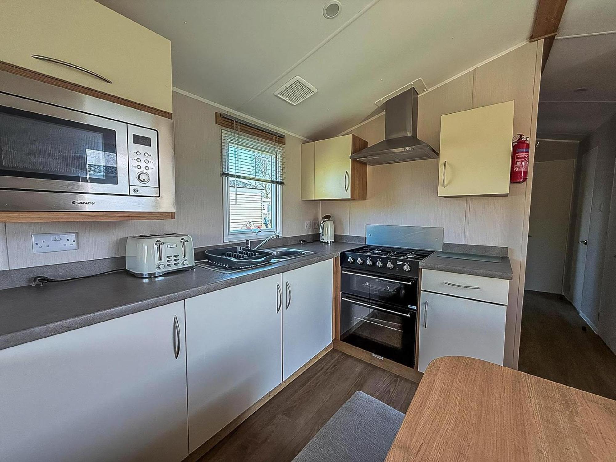 Lovely 8 Berth Caravan In Southview Holiday Park, Ref 33042Tc Скегнес Екстериор снимка